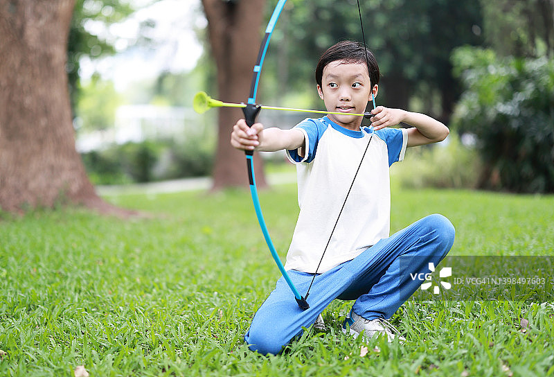 小男孩在公园射箭图片素材