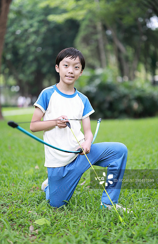 小男孩在公园射箭图片素材