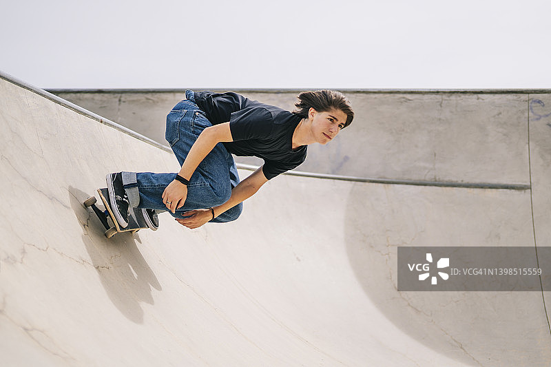 小男孩在滑板公园玩滑板图片素材