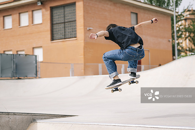 小男孩在滑板公园玩滑板图片素材