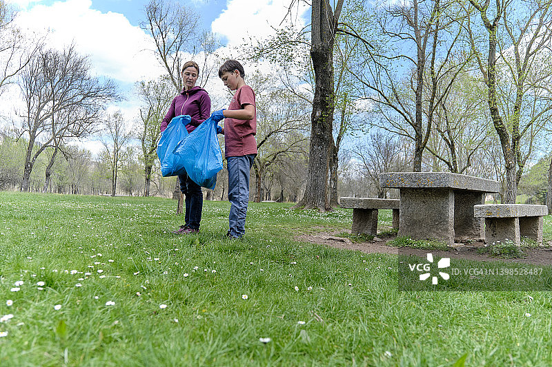 志愿者清理公园后的垃圾袋图片素材