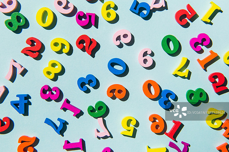 蓝色背景上的彩色数字图片素材