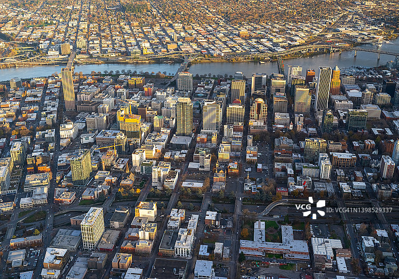 波特兰日落时分城市天际线（俄勒冈州）图片素材