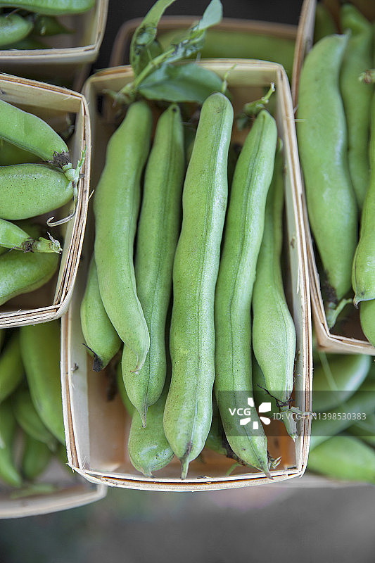 农贸市场上的新鲜蚕豆图片素材