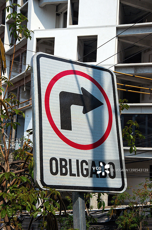 西班牙语道路警告标志：市中心街道右转“强制”图片素材