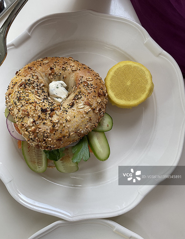 配有意大利熏火腿的精致沙拉图片素材