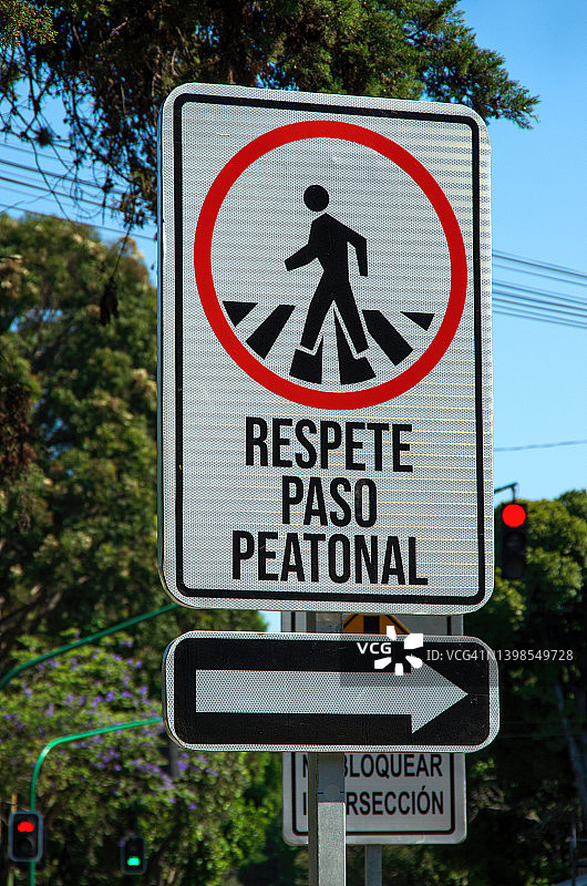 西班牙语道路警告标志，内容为“尊重行人过路处”图片素材