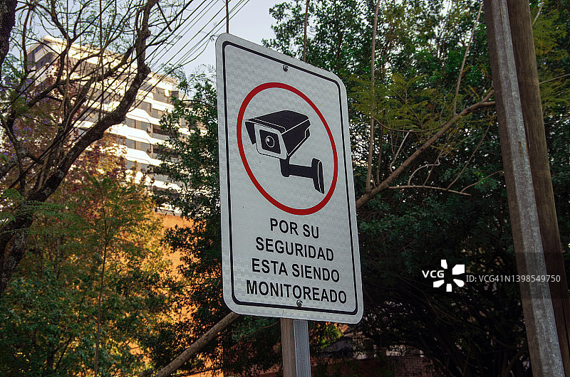 西班牙语警告标志：为了您的安全，您正在被监控图片素材