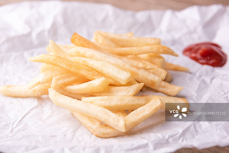 白色背景上的炸薯条图片素材