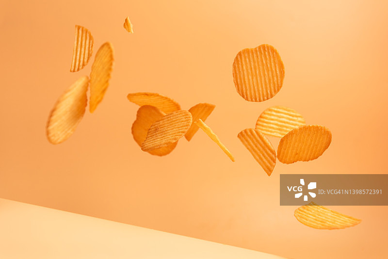 飞行中的薯片图片素材