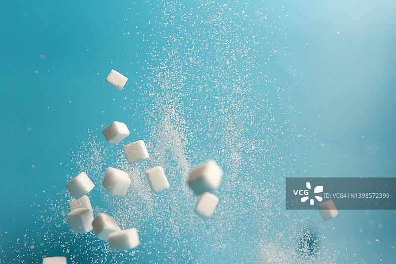 白色糖和方糖飞溅图片素材
