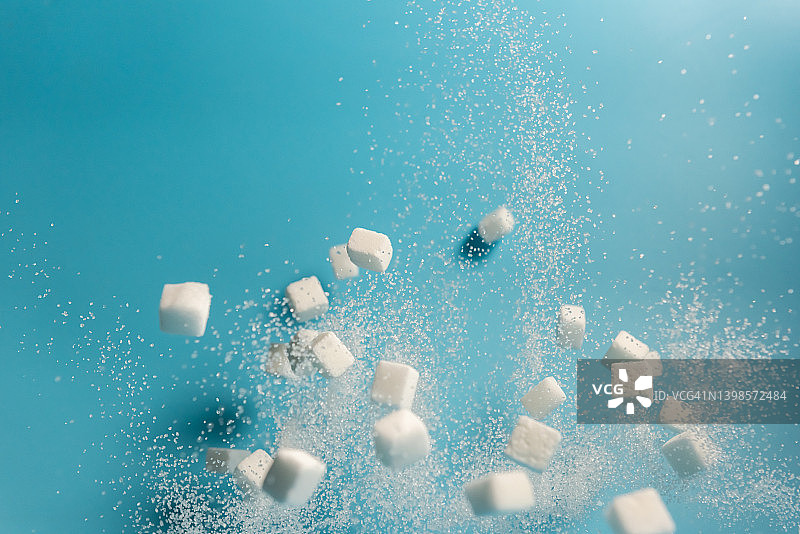 白色糖和方糖飞溅图片素材