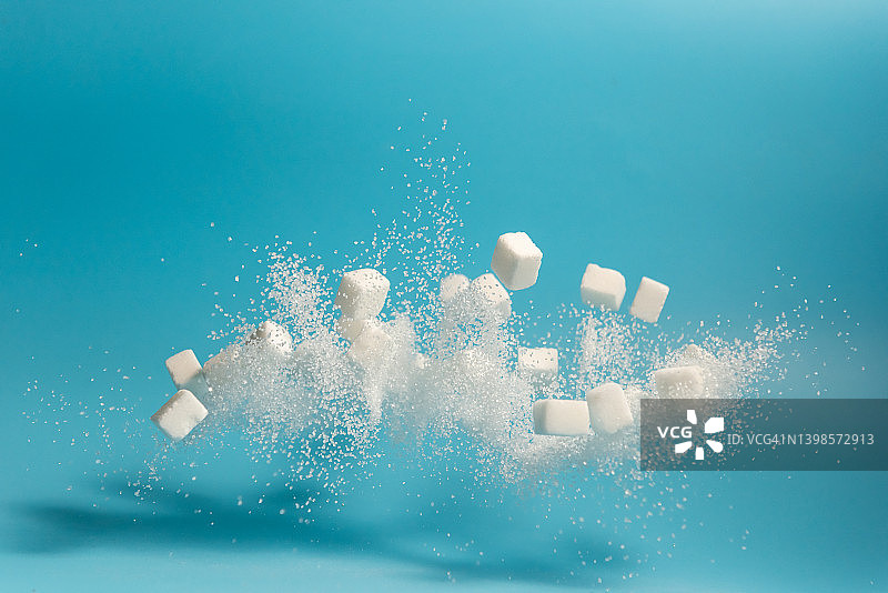 白色糖和方糖飞溅图片素材