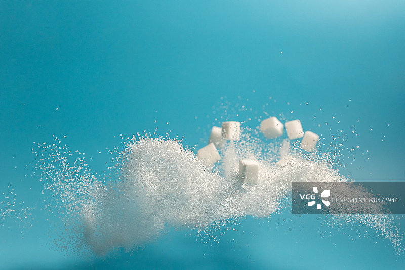白色糖和方糖飞溅图片素材