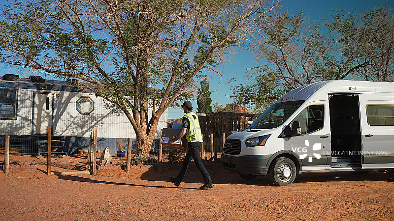 快递员在纪念碑谷（犹他州）运送包裹图片素材