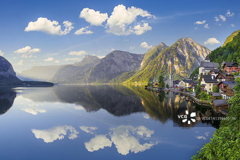 奥地利哈尔施塔特村庄和哈尔施塔特湖图片素材