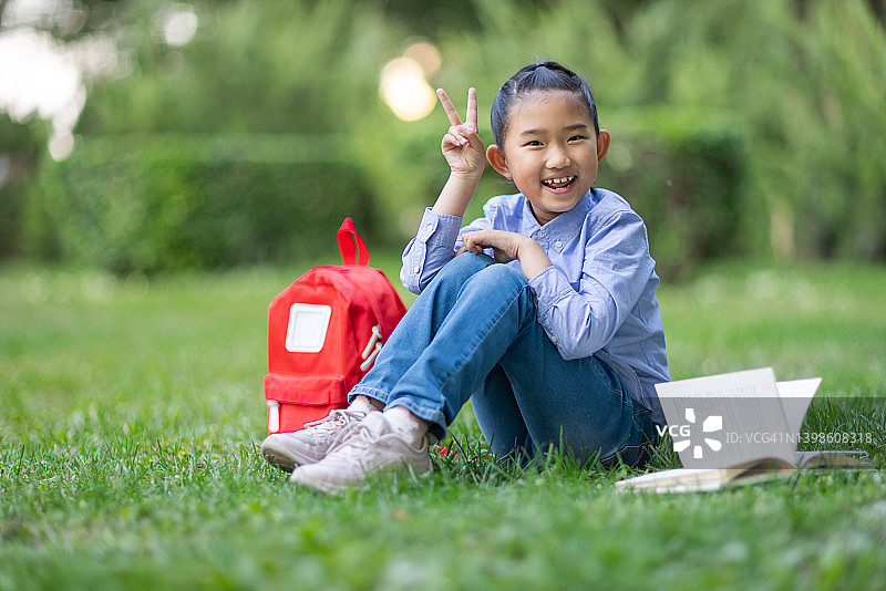 校园里的小学女生图片素材
