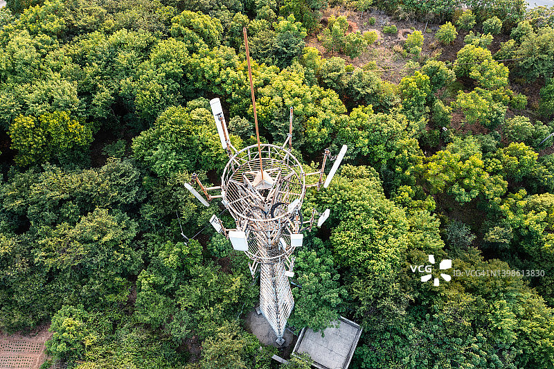 森林中的5G蜂窝通信塔图片素材