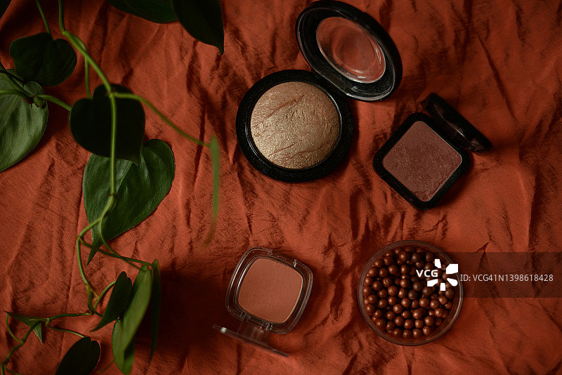 红色背景上的彩妆产品图片素材