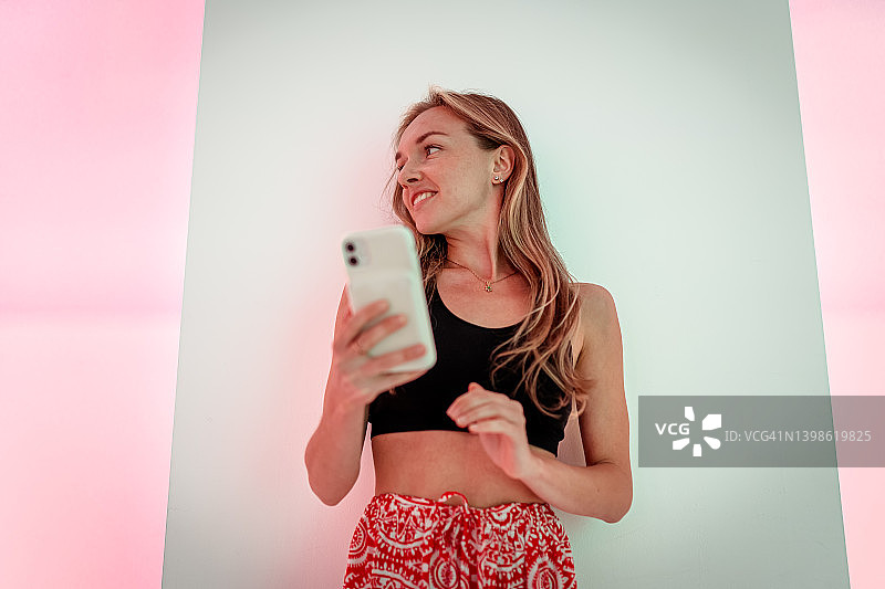 使用手机约会软件的年轻女孩图片素材