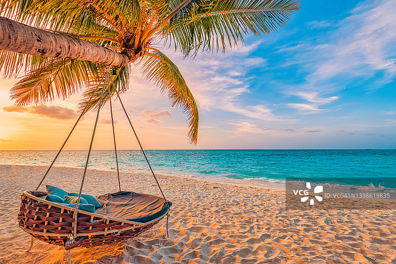 热带日落海滩天空背景，含沙滩吊床和白色沙滩banner图片素材