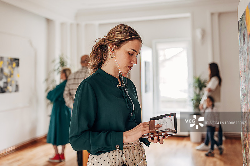 艺术画廊里的女人图片素材