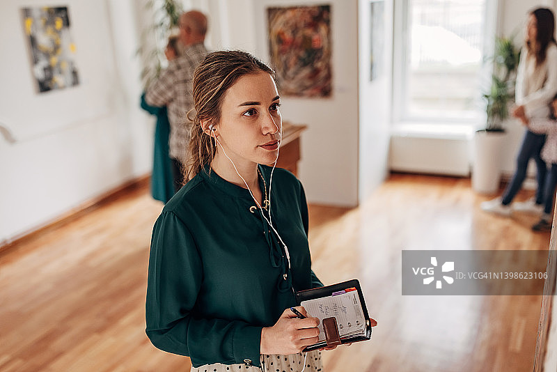 艺术画廊里的女人图片素材