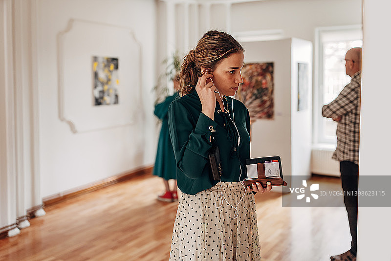 艺术画廊里的女人图片素材