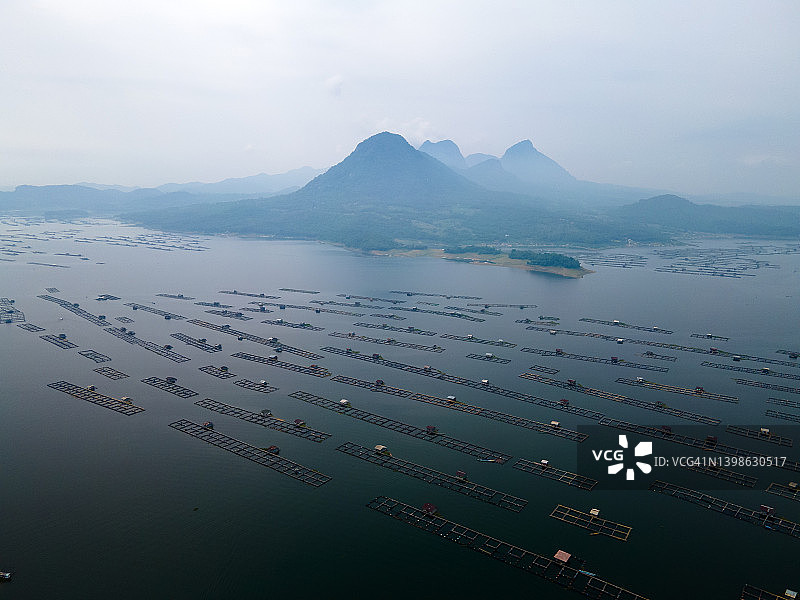 贾蒂卢胡尔水库的数千个鱼类养殖箱图片素材