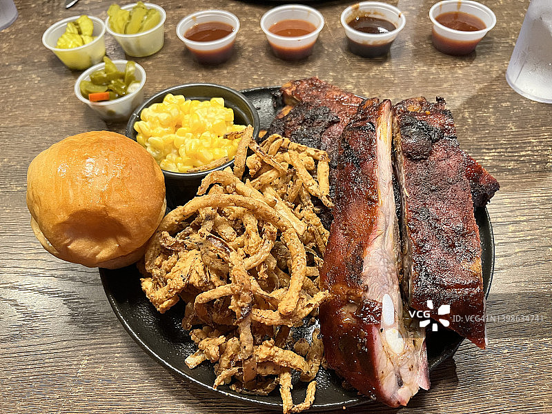 烤肋排和洋葱圈图片素材