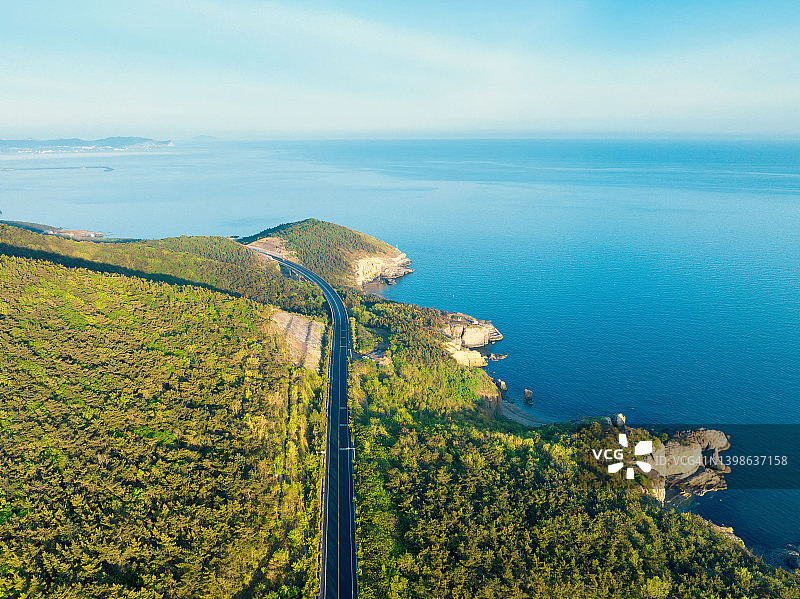 清晨的沿海公路航拍图片素材