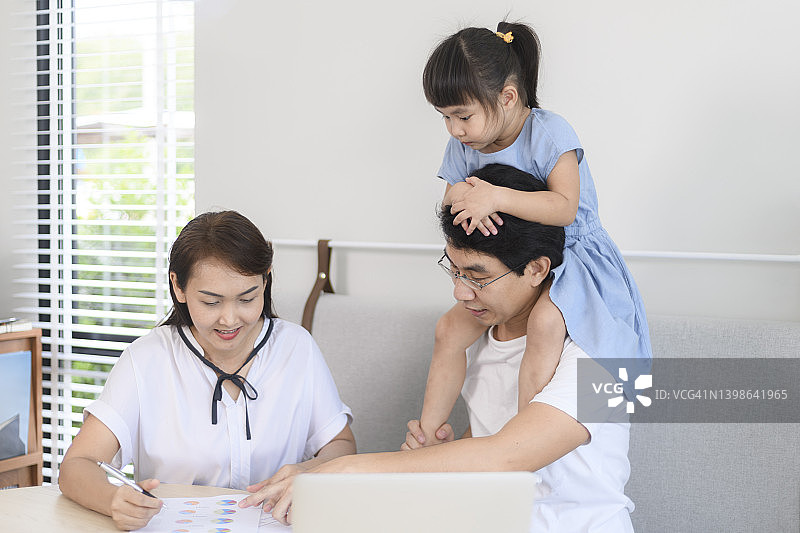 快乐的亚洲三口之家在家玩耍图片素材