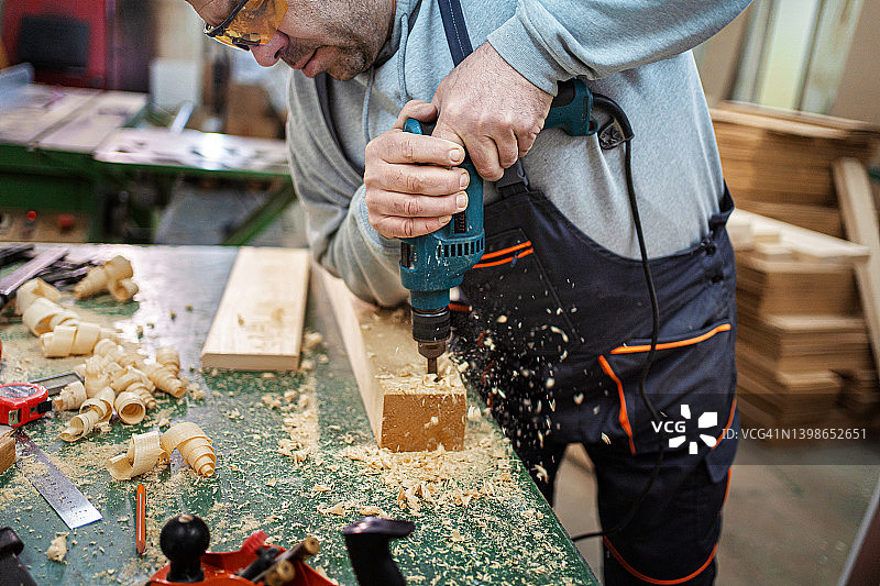在工作室工作的木匠图片素材