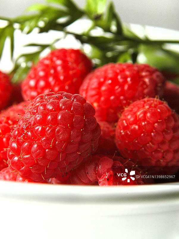 白色碗里的覆盆子图片素材