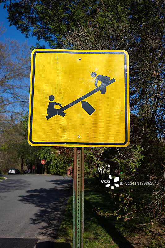 指向操场的路边标志图片素材