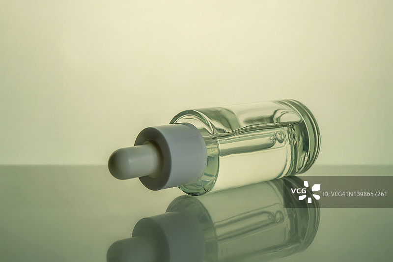 带有滴管的透明化妆品精华液瓶图片素材