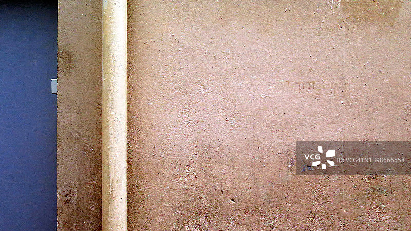 巴黎的蓝色金属门混凝土墙面图片素材