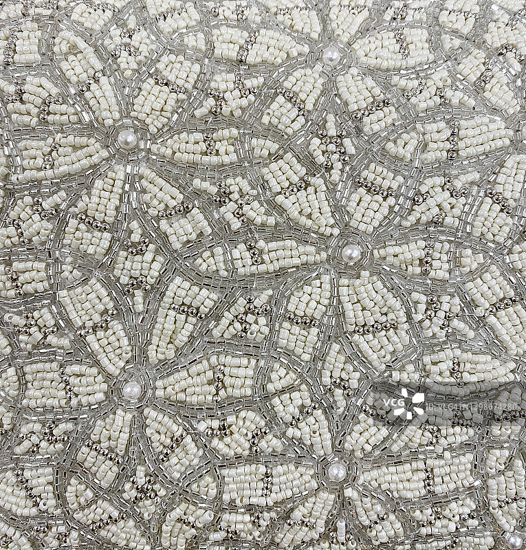 精致的白色和银色珠子在织物上的工艺图片素材