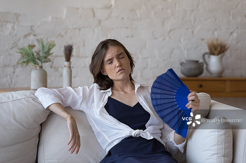 疲惫过热的女孩在家感到热图片素材