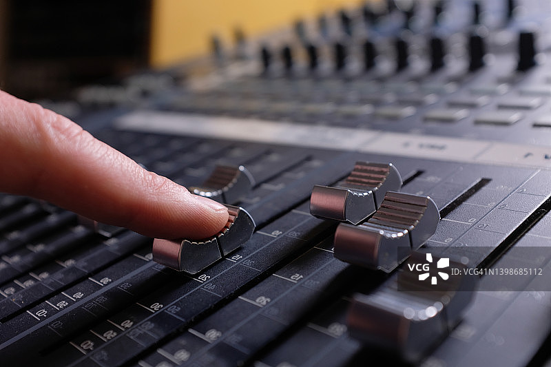 音响工程师操作录音棚混音器图片素材