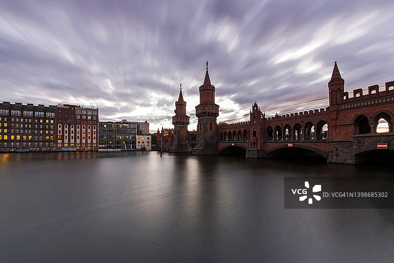 德国柏林克罗伊茨贝格区施普雷河上的奥伯鲍姆桥与壮丽的天空图片素材