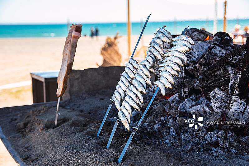 西班牙马拉加，驳船上烤鱼图片素材