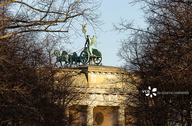 勃兰登堡门和带蒂尔加滕公园树木的四轮马车雕像（德国柏林）图片素材
