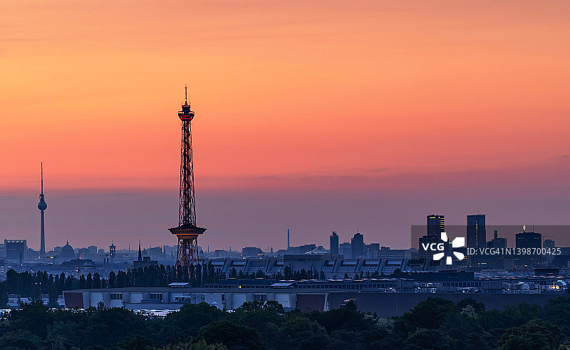 日出时分的柏林天际线，含电视塔和无线电塔（德国）图片素材