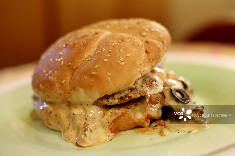 搭配橄榄和墨西哥辣椒的烤鸡肉汉堡图片素材