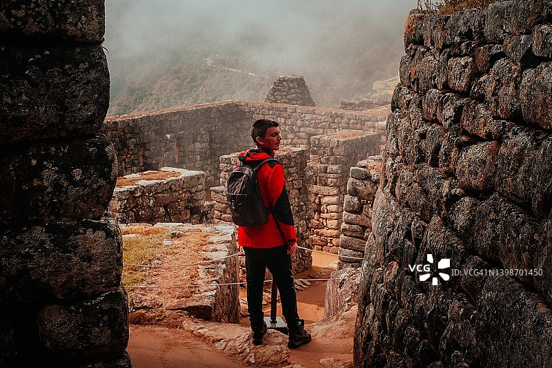 背着背包站在马丘比丘遗址的游客图片素材