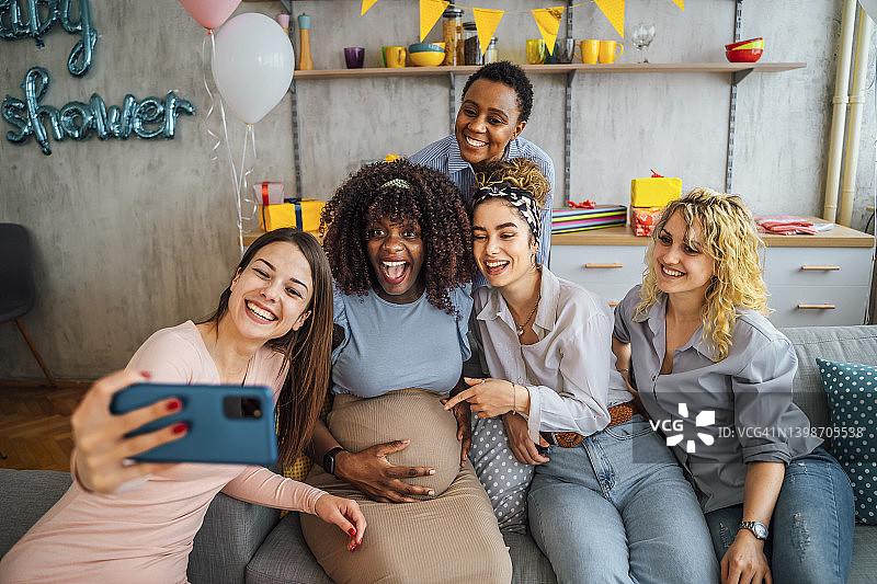 在迎婴派对上自拍图片素材