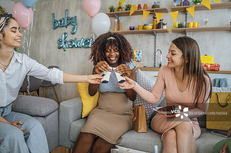 在新生儿派对上打开礼物图片素材