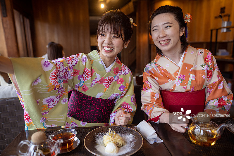 女性朋友在咖啡馆自拍图片素材
