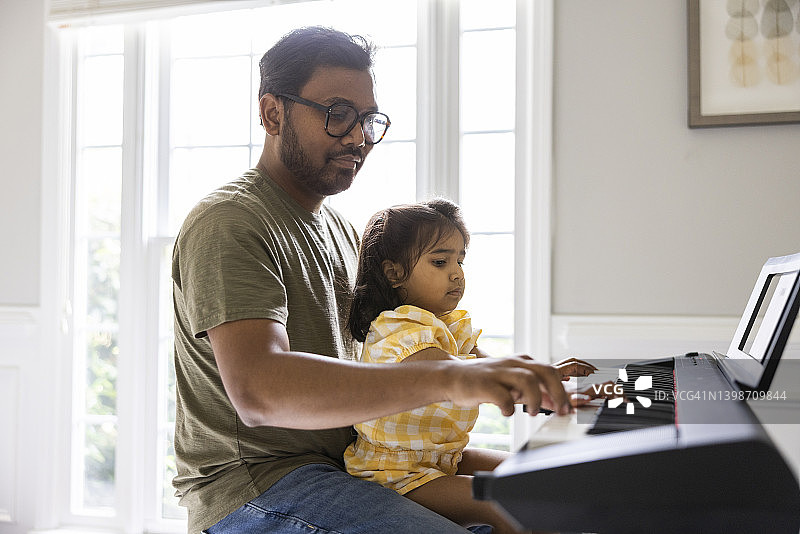 父女在家弹键盘图片素材